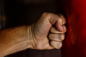 Pobił młodego mężczyznę i ukrył się na działkach