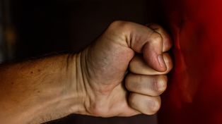 Pobił młodego mężczyznę i ukrył się na działkach