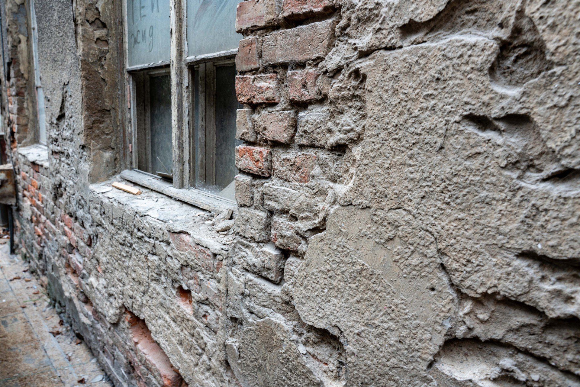 Zniszczony dwór w Gdańsku z XVIII wieku