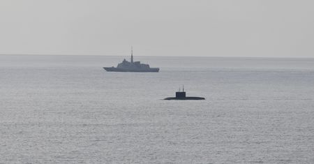 Rosyjski okręt podwodny u wybrzeży Francji. NATO prowadzi obserwację