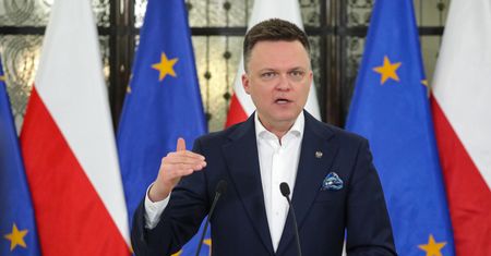 Romanowski dostał azyl na Węgrzech. Hołownia zapowiada wstrzymanie wypłat