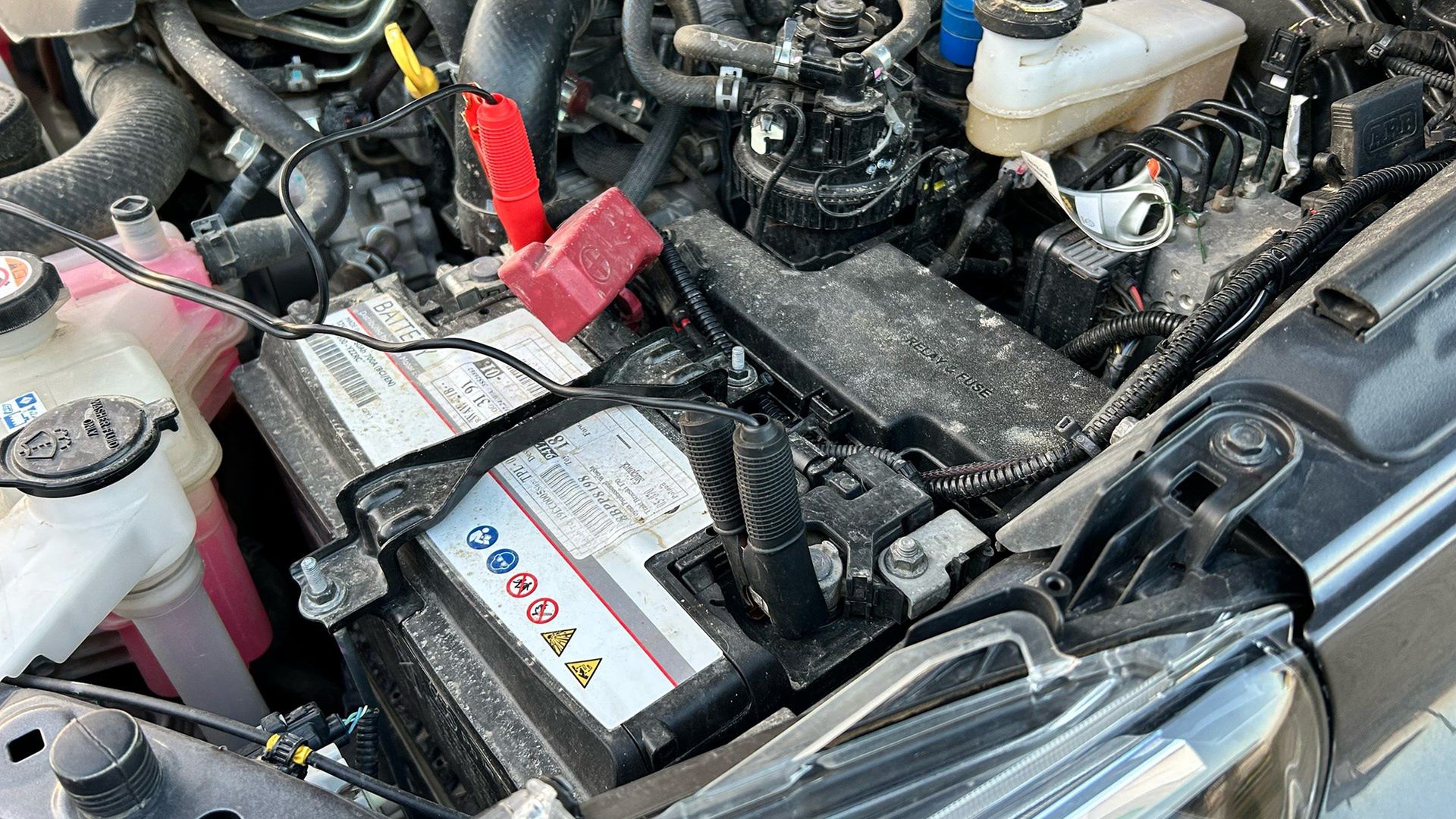T-Max jest zasilany bezpośrednio z akumulatora, co bywa kłopotli