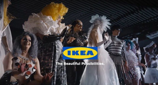 Drag Queens w strojach z zasłon prysznicowych i żyrandoli w kampanii IKEA