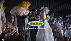Drag Queens w strojach z zasłon prysznicowych i żyrandoli w kampanii IKEA