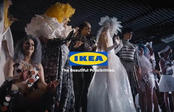 Drag Queens w strojach z zasłon prysznicowych i żyrandoli w kampanii IKEA