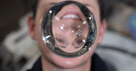 Portret astronautki w latającej wodzie. Tak się bawią w kosmosie