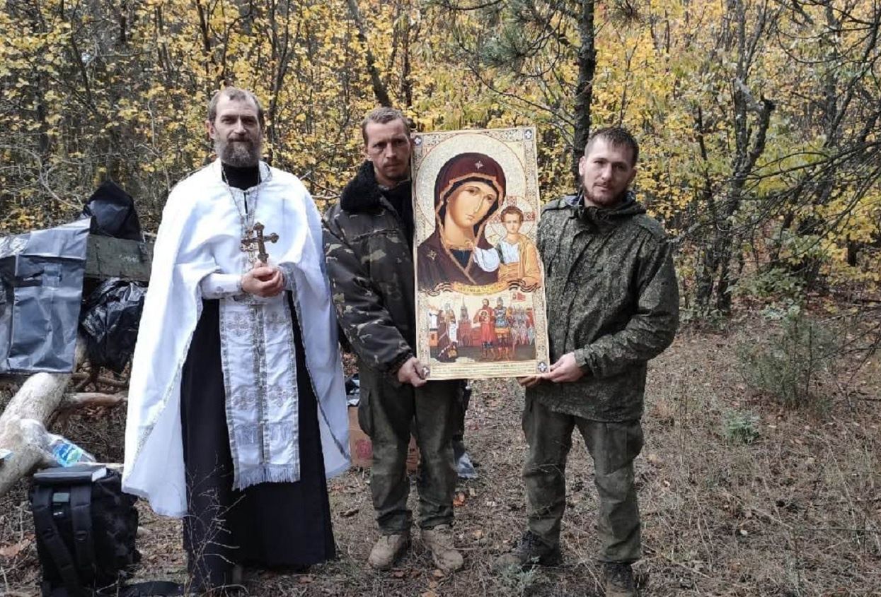 Szokujące sceny z frontu. Chrzest z workami na zwłoki