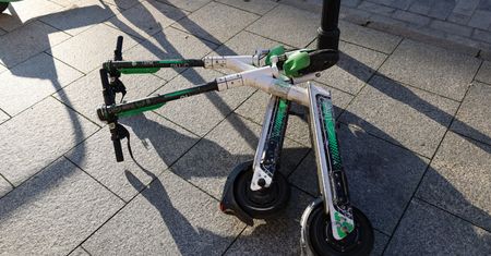 Rewolucja w sprawie hulajnóg. Zajmą się porzuconymi. Będą kary