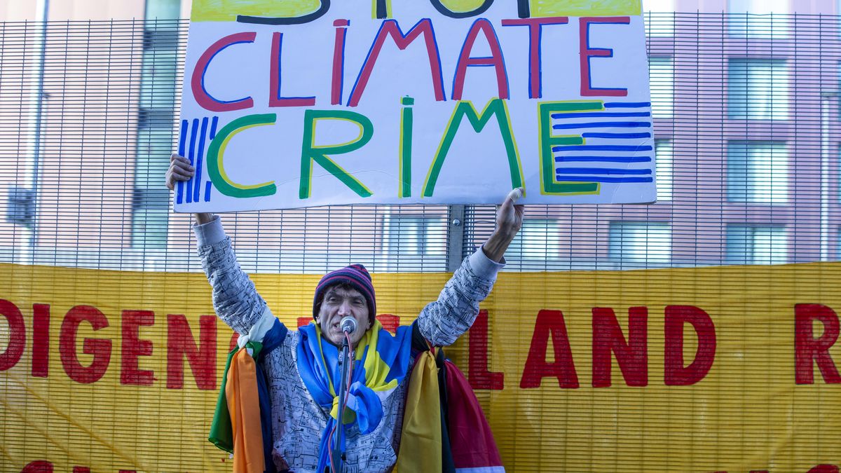 epa09572803 A climate ctivists carry placard as demonstrations continue outside the perimeter fence during the COP26 UN Climate Summit in Glasgow, Britain, 09 November 2021. The 2021 United Nations Climate Change Conference (COP26) runs from 31 October to 12 November 2021 in Glasgow.  EPA/ROBERT PERRY Dostawca: PAP/EPA.