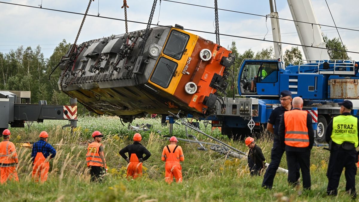 Prace w miejscu wykolejenia pociągu w miejscowości Sokolniki Suche, 10 września