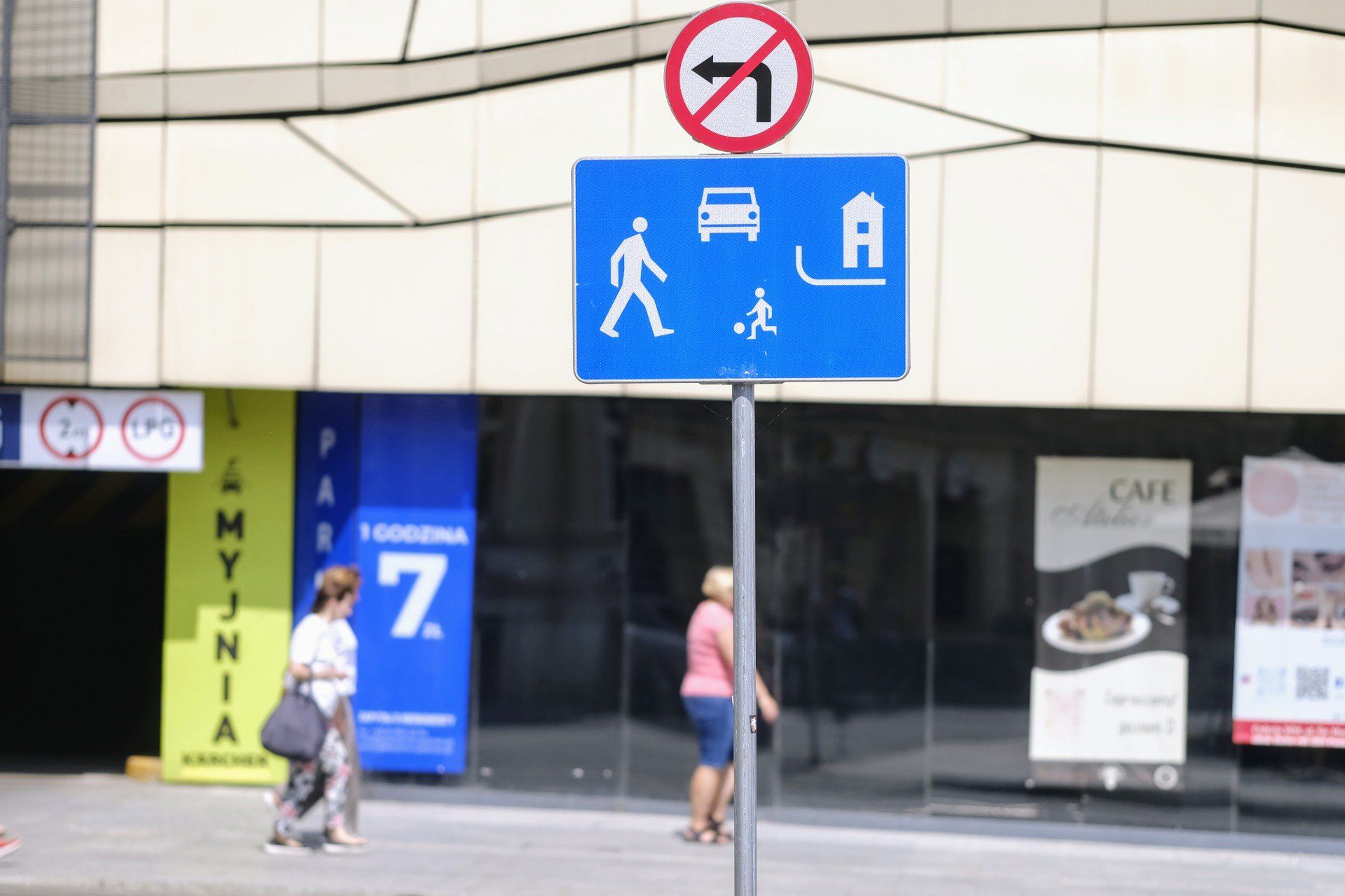 Nieprawidłowe parkowanie to codzienność strefy zamieszkania w centrum Poznania