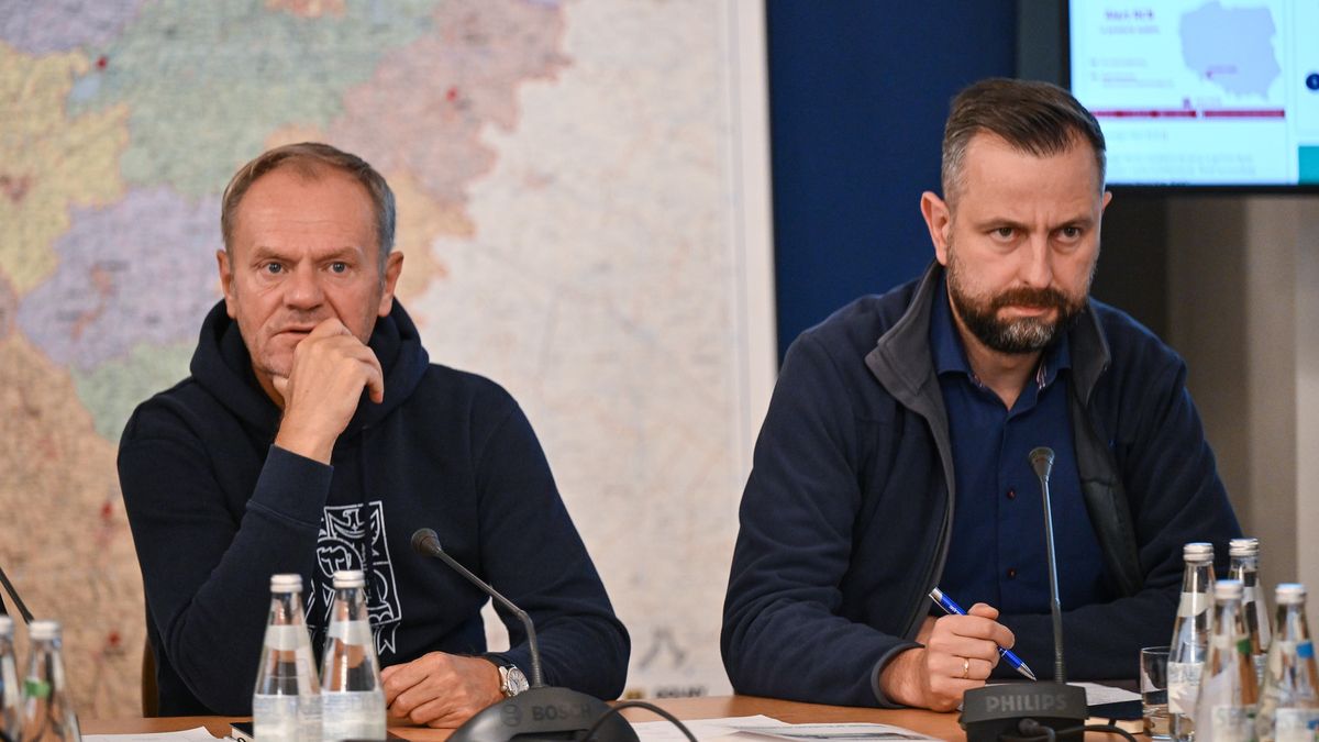 Wrocław, 19.09.2024. Premier Donald Tusk (L) oraz wicepremier, minister obrony narodowej Władysław Kosiniak-Kamysz (P) podczas narady ogólnopolskiego sztabu kryzysowego we Wrocławiu, 19 bm. W trakcie spotkania omówiona została bieżąca sytuacja powodziowa w południowo-zachodniej Polsce. (amb) PAP/Maciej Kulczyński
