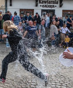 Dotkliwe skutki tradycji. Co grozi za oblewanie wodą?