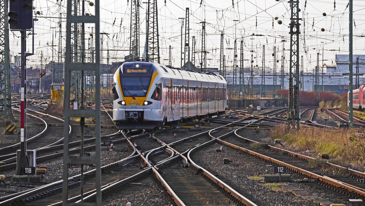 Jechał pociągiem na gapę. Został porażony prądem