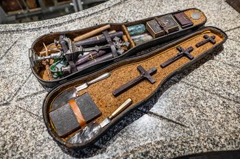 Tajemniczy zestaw do polowania na wampiry odnaleziony. To polski unikat