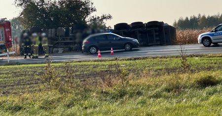 Droga w Bielsku całkowicie zablokowana! Ciężarówka wpadła do rowu