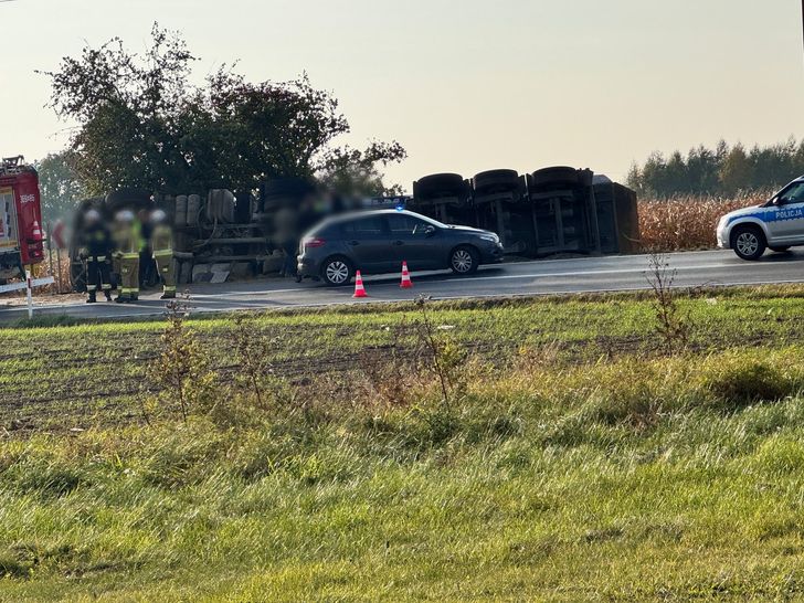 Droga w Bielsku całkowicie zablokowana! Ciężarówka wpadła do rowu
