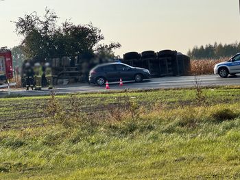 Droga w Bielsku całkowicie zablokowana! Ciężarówka wpadła do rowu