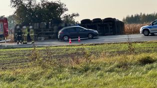 Droga w Bielsku całkowicie zablokowana! Ciężarówka wpadła do rowu