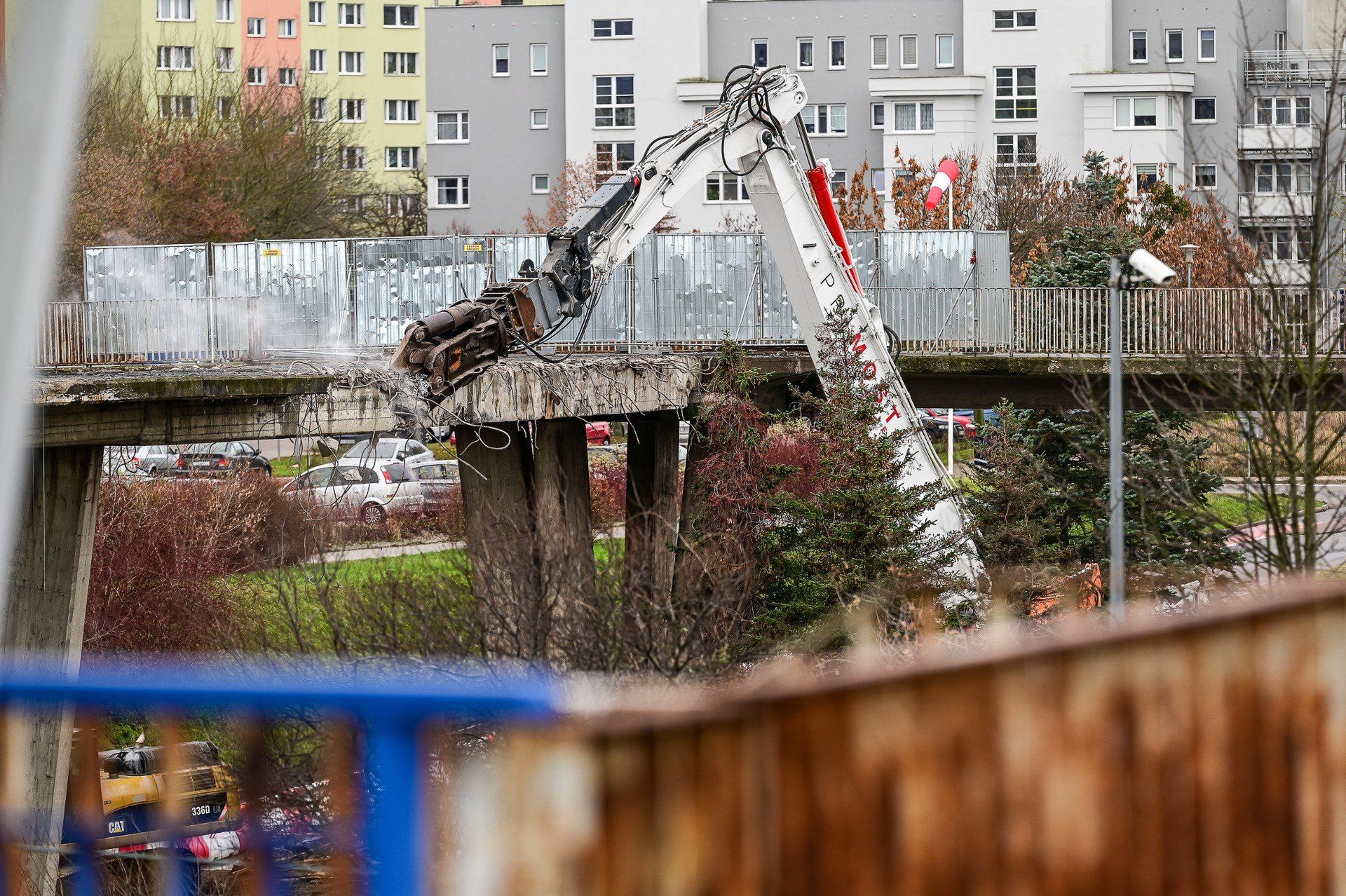 Prace rozbiórkowe kładki dla pieszych na Zaspie w Gdańsku
