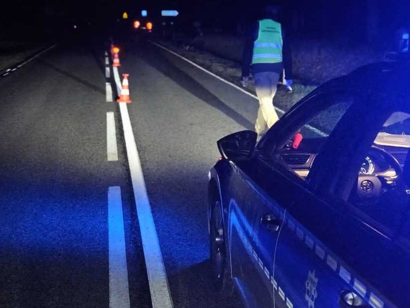 Pijana 25-latka "jak zjawa". Wybiegła z rowu przed maskę samochodu, potem kładła się na drodze