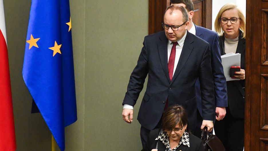 Warszawa, 21.12.2023. Minister sprawiedliwości Adam Bodnar (L-góra) oraz minister klimatu i środowiska Paulina Hennig-Kloska (P) na sali obrad Sejmu w Warszawie, 21 bm. Sejm zajmuje się m.in. projektem ustawy budżetowej na rok 2024. (jm) PAP/Piotr Nowak