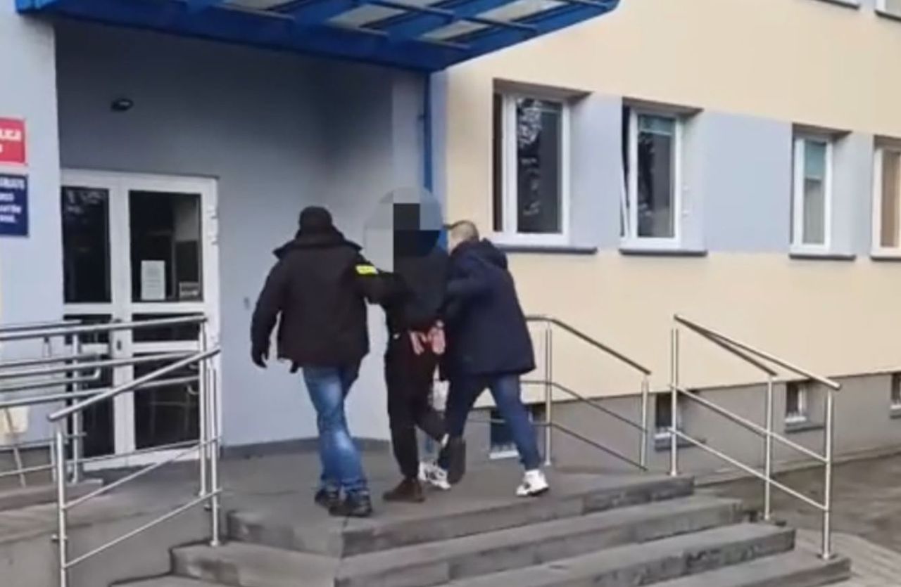 Trzcianka: Oddał strzały w drzwi i okna, przy policjantach manifestował posiadanie broni