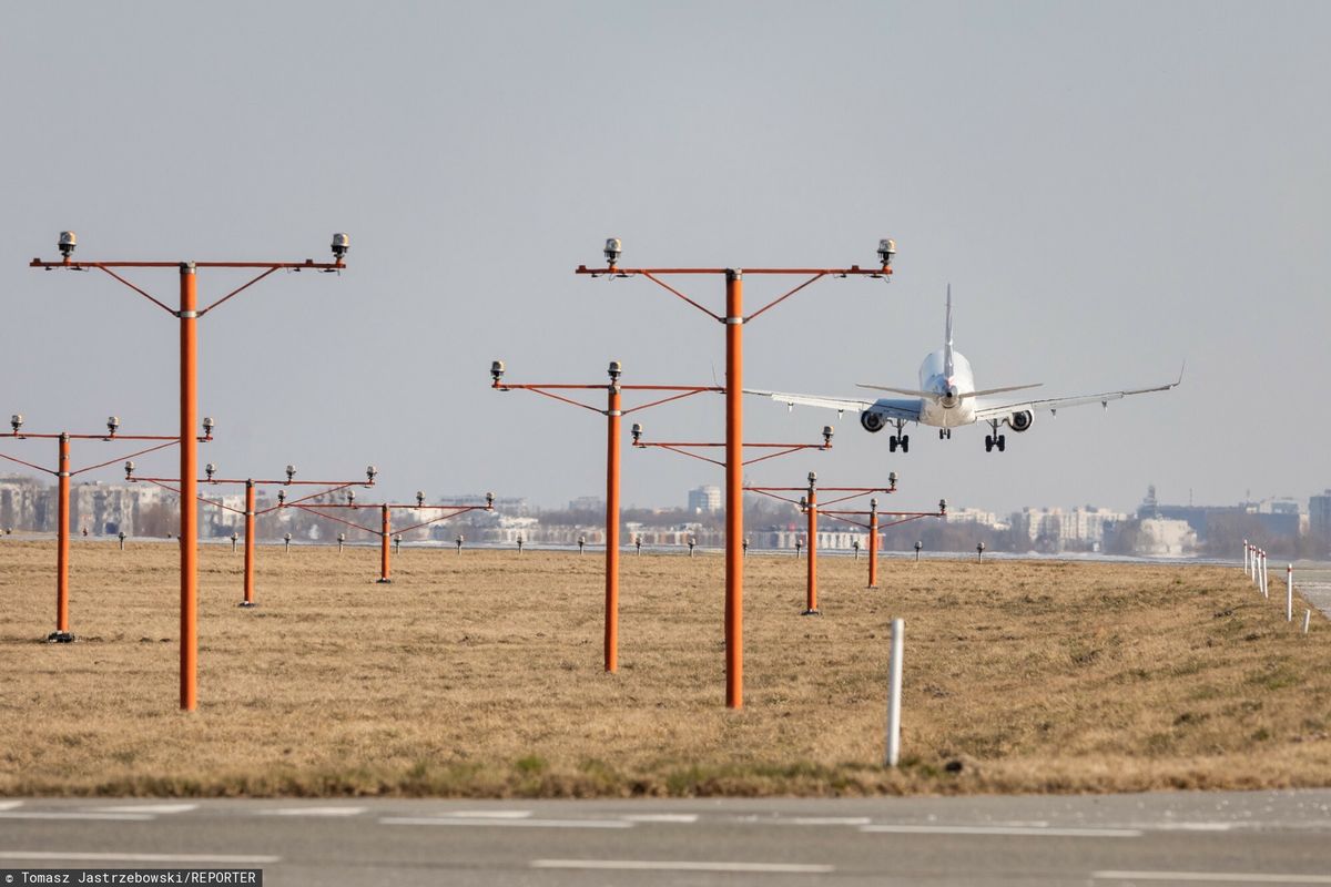 Lądowanie samolotu w Warszawie (zdjęcie ilustracyjne) 