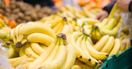Zważył tablet na wadze i przykleił cenę bananów. Grozi mu 8 lat więzienia