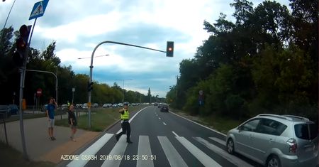 Omijanie na przejściu dla pieszych. Nic nie robili sobie z obecności policjanta