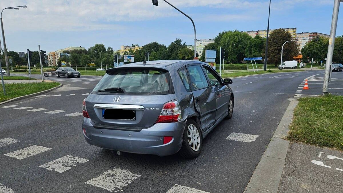Zderzenie hondy z hyundaiem na al. Smorawińskiego w Lublinie