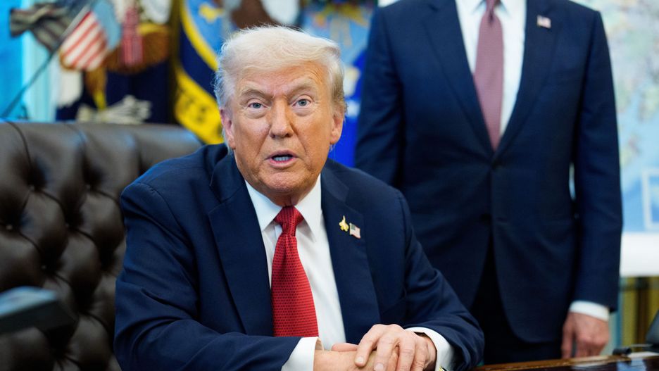 US President Trump Speaks the media in the Oval Office, Washington
epa12435755 US President Donald Trump gives remarks to the media after signing an executive order regarding mining in Alaska, in the Oval Office of the White House in Washington, DC, USA, 06 October 2025.  EPA/Aaron Schwartz - Pool via CNP / POOL 
Dostawca: PAP/EPA.
Aaron Schwartz - Pool via CNP / POOL
White House, Politics, Media, conservative, Donald Trump