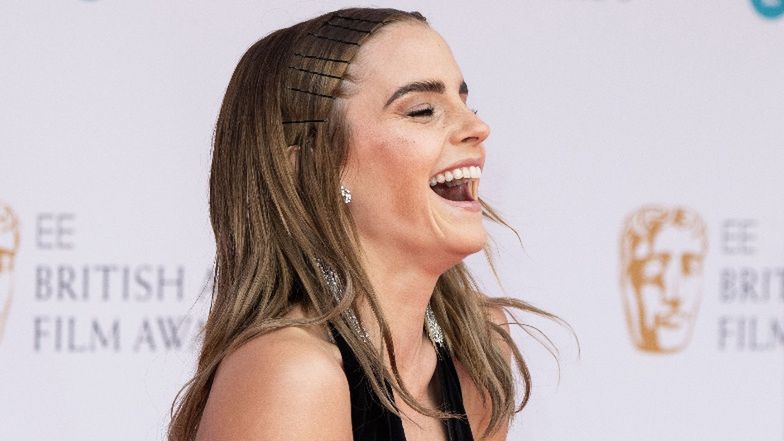 BAFTA 2022. Emma Watson odsłania głęboki dekolt na ściance (ZDJĘCIA)