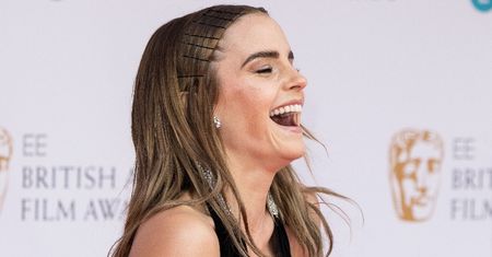 BAFTA 2022. Emma Watson odsłania głęboki dekolt na ściance (ZDJĘCIA)