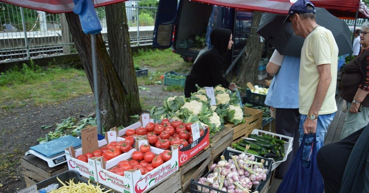 Piątkowy targ w Stalowej Woli. Królują czereśnie, truskawek coraz mniej, są pierwsze wiśnie.
