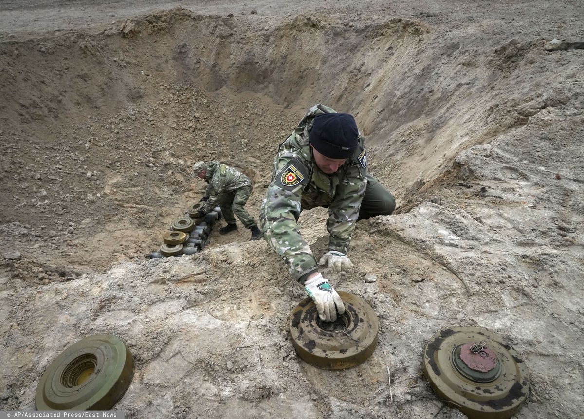 Wojna w Ukrainie - saperzy przy rozbrajaniu min. Teraz dostana wsparcie z Kambodży. Szkolenia prowadzone będą w Polsce 