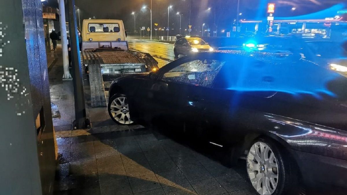 Kielce. BMW wjechało w słup przy przystanku