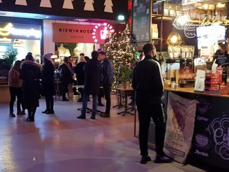 Wypić piwo na stojąco to nie problem. Warszawiacy gromadzą się w lokalach