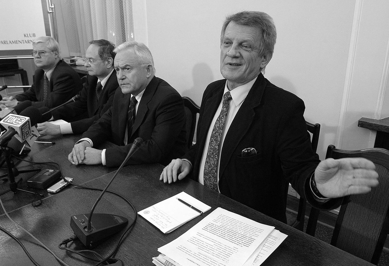 23.01.04 - Konferencja prasowa w Sejmie. Na zdjęciu: Jerzy Hausner, Andrzej Raczko , premier Leszek Miller i ówczesny rzecznik prasowy klubu parlamentarnego SLD Bronisław Cieślak