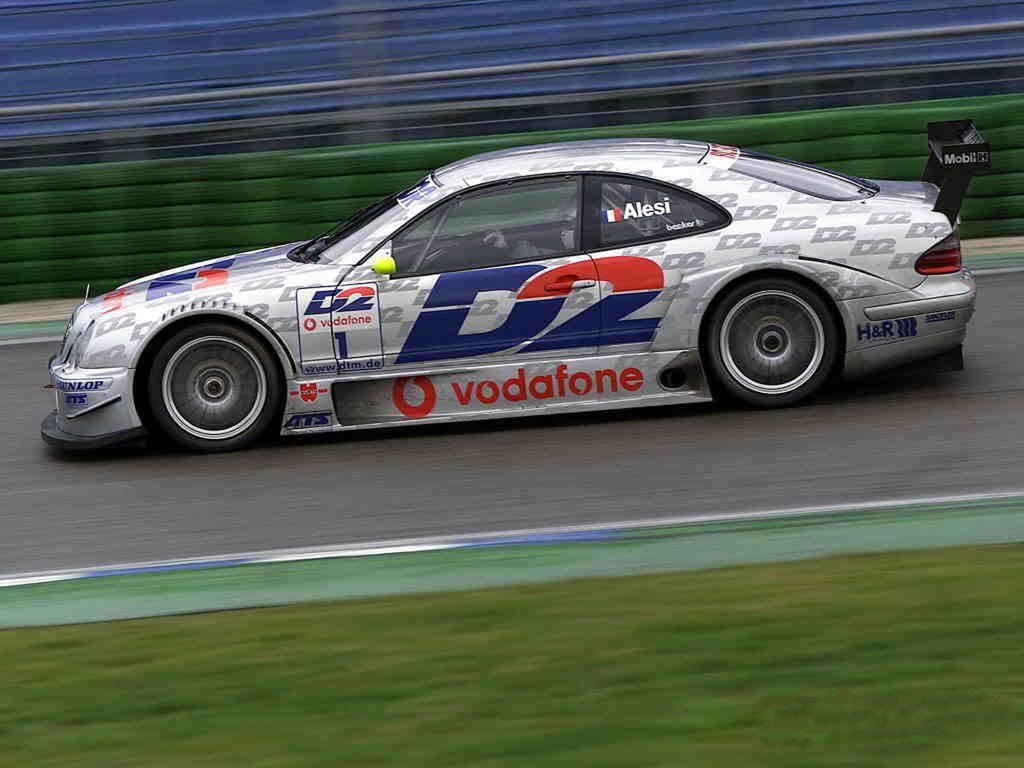 W 2002 roku Alesi dołączył do DTM. Na zdjęciu testuje starszego Mercedesa CLK DTM