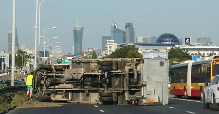 Warszawa. Wypadek na Alejach Jerozolimskich. Ciężarówka na jezdni