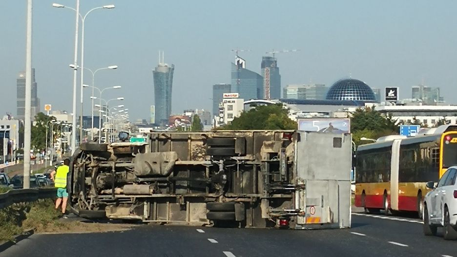 Warszawa. Wypadek na Alejach Jerozolimskich. Ciężarówka na drodze