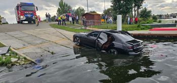 Włocławek: BMW stoczyło się do wody. Interweniowały służby ratunkowe