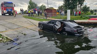 Włocławek: BMW stoczyło się do wody. Interweniowały służby ratunkowe