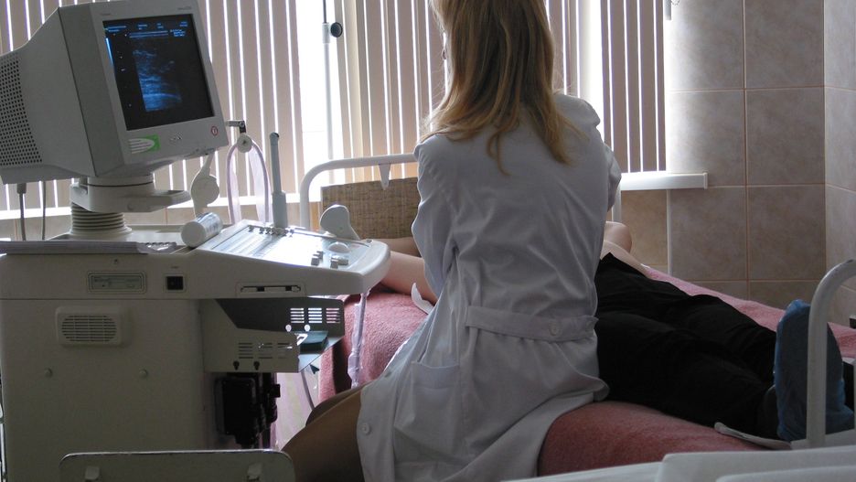  09.03.2002 POZNAN BIALA SOBOTA BADANIA PIERSI PROFILAKTYKA ODDZIAL POLOZNICZO - GINEKOLOGICZNY SZPITAL IM. RASZEI FOT. KAROLINA SIKORSKA / AGENCJA GAZETA