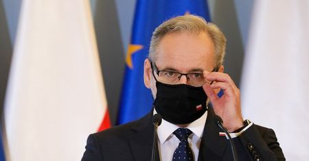 Luzowanie obostrzeń w maju. Od 4 maja otwarte galerie handlowe, od 15 maja restauracje