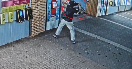 Skandal w Trójmieście. Bandyta rąbał biletomaty w tunelu SKM