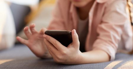 Chciała uprawiać seks z mężem, dała synowi telefon. Teraz tego żałuje