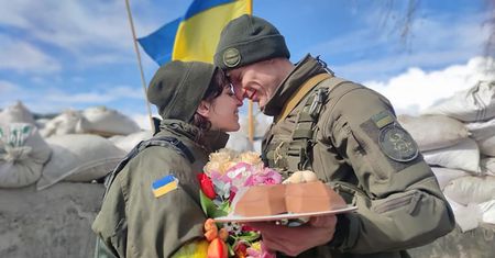 Wojna w Ukrainie: Miłość wszystko zwycięży. Wzięli ślub na froncie