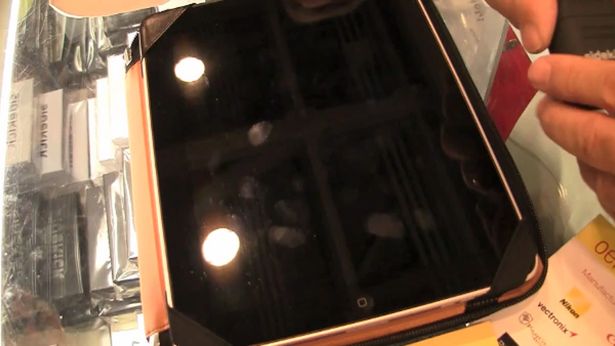 Czarny węgiel do czyszczenia ekranu iPada [wideo] 1